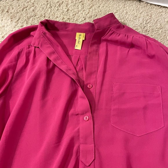 Magenta button up blouse with pocket and buttons - Picture 3 of 4
